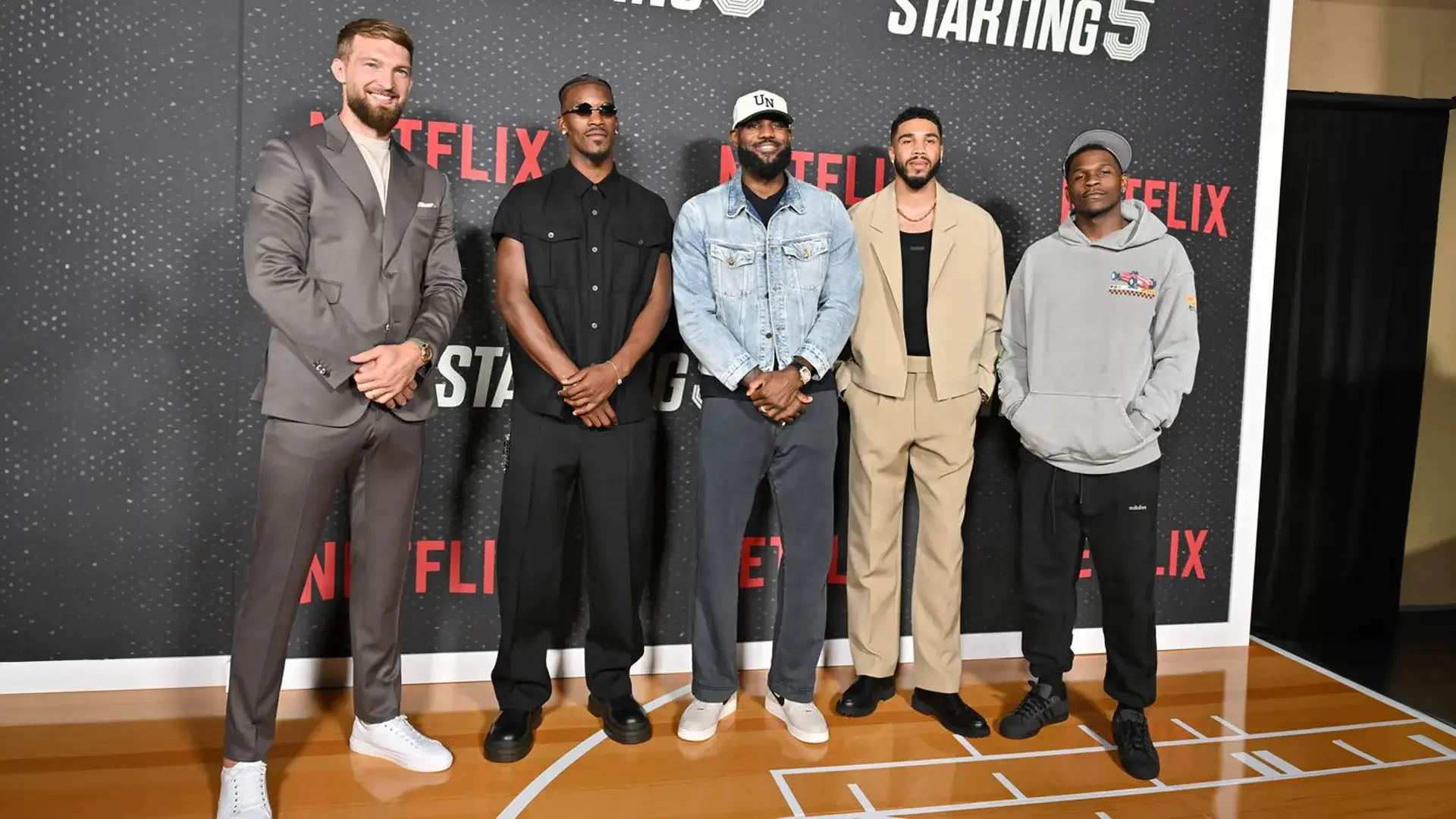 jugadores de basquetbol en alfombra roja