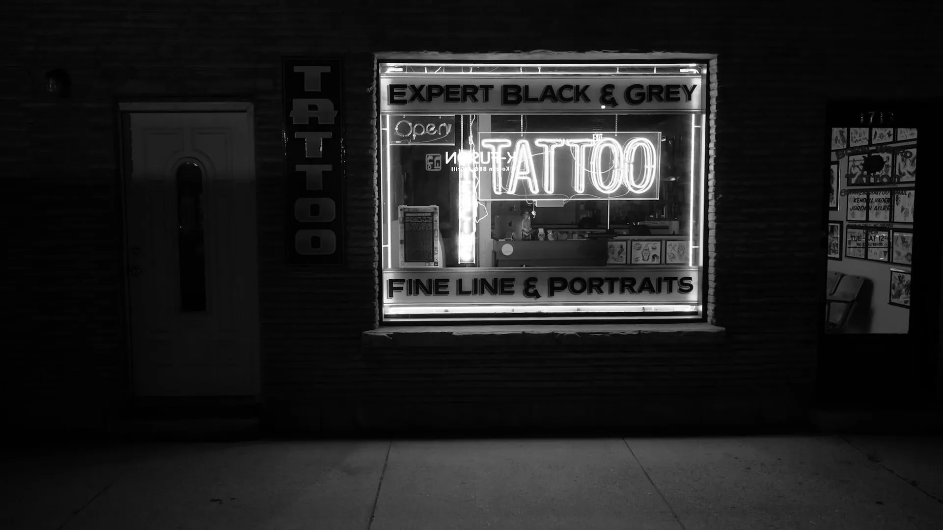 tattoo-parlour-blanco-negro